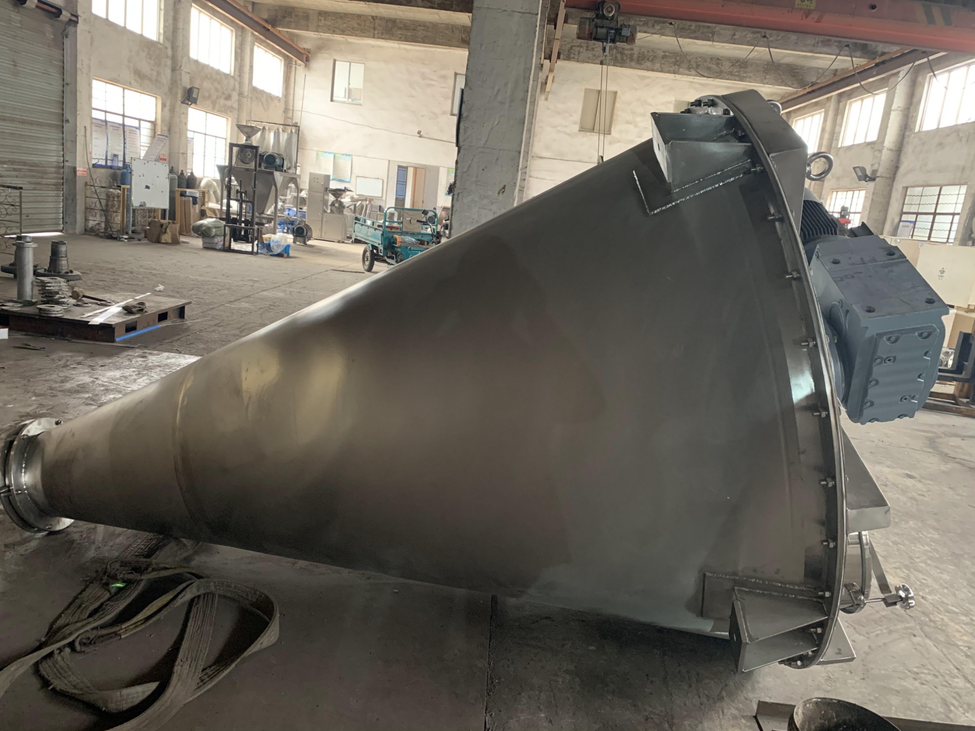 The working principle of the conical double-screw mixer and the material suitable for the equipment
